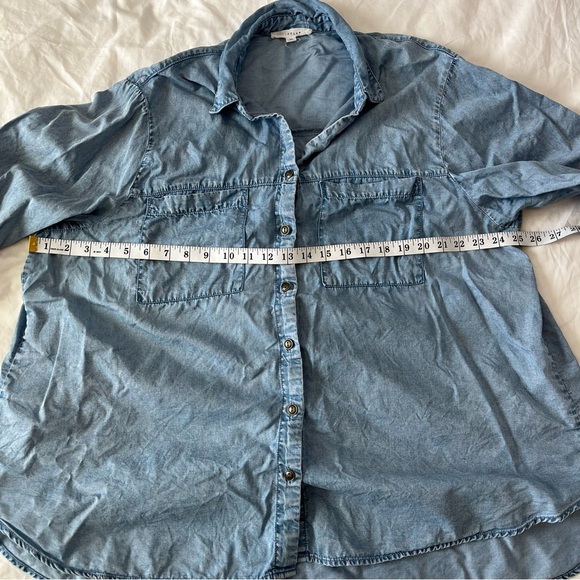 Jane & Delancey 2X chambray button-down tunic shirt, light wash denim top - Picture 3 of 7